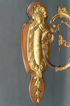 Cargar imagen en el visor de la galería, Paire d&#39;applique Rococo / Louis XV en bronze doré, socles en noyer et tulipes en verre, France, Circa 1900
