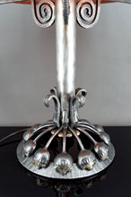 Charger l&#39;image dans la galerie, Importante Lampe à Monture Végétale Stylisée en Fer Forgé  et Dôme en Pate de Verre Marmoréenne Rouge Orangé, Art Deco, France, Circa 1930
