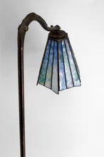 将图片加载到图库查看器，Lampadaire liseuse Art Déco en bronze et vitrail polychrome, Circa 1920
