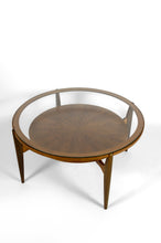 Lade das Bild in den Galerie-Viewer, Importante table basse scandinave Mid-Century en noyer et verre – Circa 1960 – Attribuée à Wilhelm Renz
