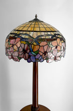 Загрузить изображение в средство просмотра галереи, Lampadaire Art Déco authentique en noyer sculpté &amp; abat-jour vitrail style Tiffany, vers 1920
