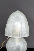 Загрузить изображение в средство просмотра галереи, Lampe champignon Art déco en verre pressé moulé, attribuée à Muller Frères, vers 1930
