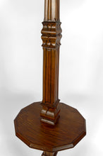 将图片加载到图库查看器，Lampadaire Arts &amp; Crafts d’exception en bois sculpté et vitrail floral – vers 1920
