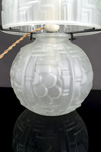 Загрузить изображение в средство просмотра галереи, Lampe champignon Art déco en verre pressé moulé, attribuée à Muller Frères, vers 1930
