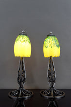 Charger l&#39;image dans la galerie, Paire de Lampes en Fer Forgé &amp; Tulipes en Verre Soufflé Vert-Jaune, France, Art Déco, circa 1930
