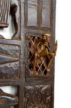 Charger l&#39;image dans la galerie, Porte Africaine Monoxyle en Bois Sculpté et Bronze de Chef de Village Bamoun, Cameroun, début XXe
