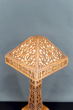 Cargar imagen en el visor de la galería, Importante Lampe en Bois Découpé, USA, Arts &amp; Crafts / Prairie School, Circa 1900–1920

