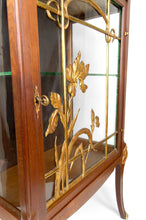 Lade das Bild in den Galerie-Viewer, Vitrine Art Nouveau, Bronzes dorés sur un thème floral, France, vers 1900
