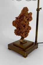 Загрузить изображение в средство просмотра галереи, Lampe « Rose des Sables » en Bronze &amp; Abat-jour Vitrail — vers 1970
