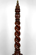 Charger l&#39;image dans la galerie, Important Lampadaire Colonne Victorienne Torsadée en Noyer Massif, Royaume-Uni, Style Tudor, Circa 1900
