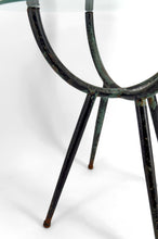 Загрузить изображение в средство просмотра галереи, Guéridon en métal patiné et plateau en verre, design moderniste, Italie, Circa 1960
