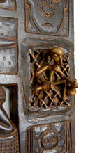 Charger l&#39;image dans la galerie, Porte Africaine Monoxyle en Bois Sculpté et Bronze de Chef de Village Bamoun, Cameroun, début XXe
