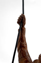 Загрузить изображение в средство просмотра галереи, Exceptionnelle suspension « Tyrolien / Alpiniste »,  Sculpture figurative en bois – Forêt Noire, vers 1950
