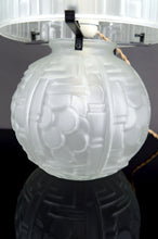 Загрузить изображение в средство просмотра галереи, Lampe champignon Art déco en verre pressé moulé, attribuée à Muller Frères, vers 1930
