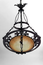 Lade das Bild in den Galerie-Viewer, Lustre/Suspension en Fer Forgé et Pâte de Verre Soufflée, Attribué à Muller Frères Lunéville, Art Nouveau / Art Déco, France, circa 1900-1920
