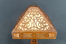 Cargar imagen en el visor de la galería, Importante Lampe en Bois Découpé, USA, Arts &amp; Crafts / Prairie School, Circa 1900–1920
