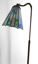 将图片加载到图库查看器，Lampadaire liseuse Art Déco en bronze et vitrail polychrome, Circa 1920
