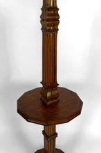 将图片加载到图库查看器，Lampadaire Arts &amp; Crafts d’exception en bois sculpté et vitrail floral – vers 1920
