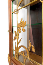 Lade das Bild in den Galerie-Viewer, Vitrine Art Nouveau, Bronzes dorés sur un thème floral, France, vers 1900
