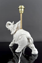 Lade das Bild in den Galerie-Viewer, Paire de Lampes Sculpturales en Céramique Blanche , Éléphants, Italie, Circa 1970
