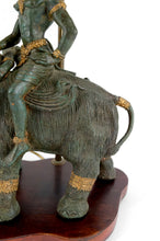 Lade das Bild in den Galerie-Viewer, Lampe Sculpturale en Bronze à double patine représentant Indra sur Airavata, Thaïlande, Milieu XXe
