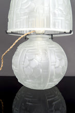 Загрузить изображение в средство просмотра галереи, Lampe champignon Art déco en verre pressé moulé, attribuée à Muller Frères, vers 1930
