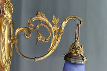 Lade das Bild in den Galerie-Viewer, Paire d&#39;applique Rococo / Louis XV en bronze doré, socles en noyer et tulipes en verre, France, Circa 1900
