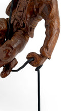 Загрузить изображение в средство просмотра галереи, Exceptionnelle suspension « Tyrolien / Alpiniste »,  Sculpture figurative en bois – Forêt Noire, vers 1950
