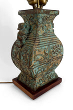 将图片加载到图库查看器，Importante lampe en bronze à patine vert de gris, style chinois archaïque– XXᵉ siècle
