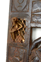 Charger l&#39;image dans la galerie, Porte Africaine Monoxyle en Bois Sculpté et Bronze de Chef de Village Bamoun, Cameroun, début XXe
