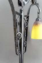 Charger l&#39;image dans la galerie, Importante Lampe Bicéphale en Fer Forgé par Schneider, France, Art Deco, Circa 1920
