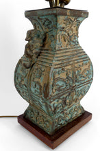 将图片加载到图库查看器，Importante lampe en bronze à patine vert de gris, style chinois archaïque– XXᵉ siècle
