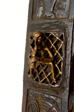 Charger l&#39;image dans la galerie, Porte Africaine Monoxyle en Bois Sculpté et Bronze de Chef de Village Bamoun, Cameroun, début XXe
