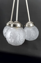 Загрузить изображение в средство просмотра галереи, Rare lustre Art déco à trois feux signé Muller Frères, modèle « Paons », Bronze nickelé, France, vers 1925
