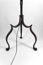 Загрузить изображение в средство просмотра галереи, Important lampadaire en fer forgé à décor de dragons, Style néo-gothique, Art nouveau / Liberty, Italie, vers 1900

