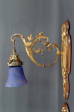 将图片加载到图库查看器，Paire d&#39;applique Rococo / Louis XV en bronze doré, socles en noyer et tulipes en verre, France, Circa 1900
