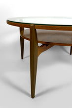 Lade das Bild in den Galerie-Viewer, Importante table basse scandinave Mid-Century en noyer et verre – Circa 1960 – Attribuée à Wilhelm Renz
