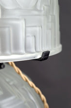 Загрузить изображение в средство просмотра галереи, Lampe champignon Art déco en verre pressé moulé, attribuée à Muller Frères, vers 1930
