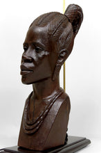 Cargar imagen en el visor de la galería, Importante Lampe Sculpturale, Buste en Ebene de Femme Africaine, par Alexs Mutasa, Circa 1970
