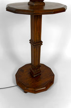 将图片加载到图库查看器，Lampadaire Arts &amp; Crafts d’exception en bois sculpté et vitrail floral – vers 1920
