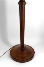 Загрузить изображение в средство просмотра галереи, Lampadaire Art Déco authentique en noyer sculpté &amp; abat-jour vitrail style Tiffany, vers 1920
