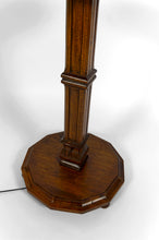 将图片加载到图库查看器，Lampadaire Arts &amp; Crafts d’exception en bois sculpté et vitrail floral – vers 1920
