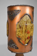 Charger l&#39;image dans la galerie, Importante Lampe des Potiers d&#39;Accolay en Céramique, Cuivre Patiné et Médaillons Multicolores en Résine Fractale, Circa 1970
