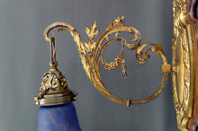 Загрузить изображение в средство просмотра галереи, Paire d&#39;applique Rococo / Louis XV en bronze doré, socles en noyer et tulipes en verre, France, Circa 1900
