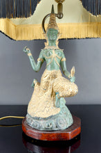 Charger l&#39;image dans la galerie, Paire de Lampes Sculpturales en Bronze à Double Patine Verte et Dorée, Thaïlande, Circa 1970
