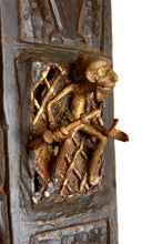 Charger l&#39;image dans la galerie, Porte Africaine Monoxyle en Bois Sculpté et Bronze de Chef de Village Bamoun, Cameroun, début XXe
