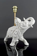 Lade das Bild in den Galerie-Viewer, Paire de Lampes Sculpturales en Céramique Blanche , Éléphants, Italie, Circa 1970
