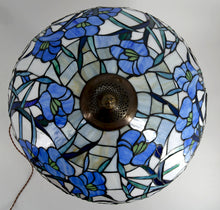 将图片加载到图库查看器，Exceptionnelle lampe de table Art Nouveau – Style Tiffany – Bronze sculpté &amp; vitrail opalescent – Vers 1980
