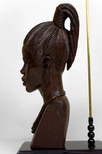 Cargar imagen en el visor de la galería, Importante Lampe Sculpturale, Buste en Ebene de Femme Africaine, par Alexs Mutasa, Circa 1970
