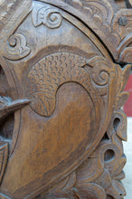 Load image into Gallery viewer, Important banc indonésien en bois de teck sculpté, Début XXe
